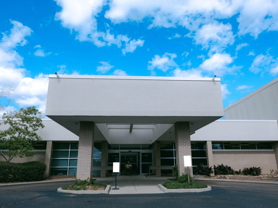 Exterior photo of our Flowood location and the entrance for the Orthotics and Prosethics Clinic